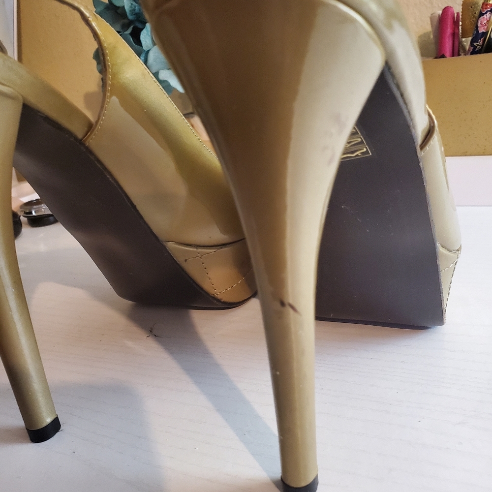 Stuart Weitzman gold peep toe shoes - Picture 3 of 5